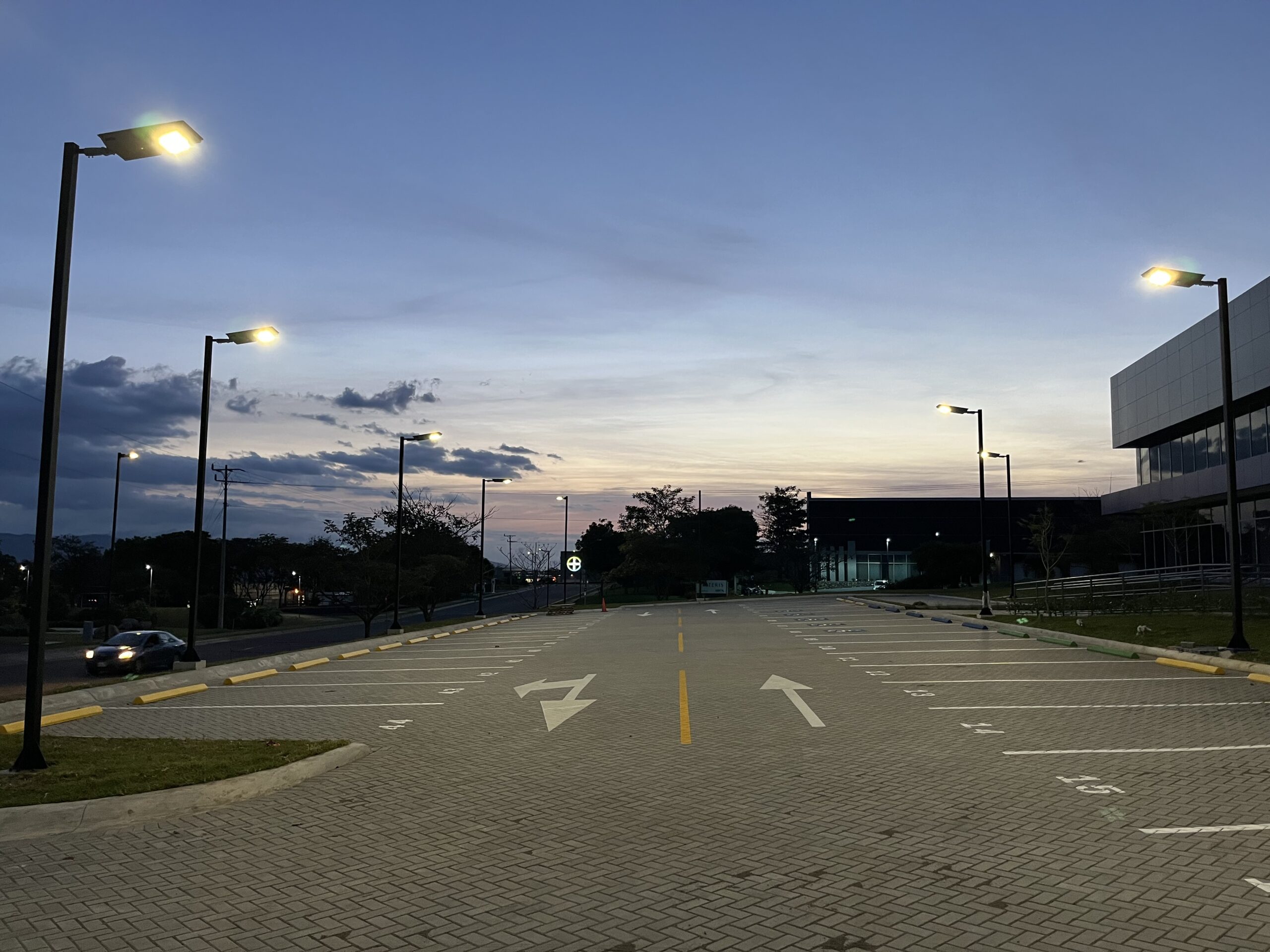 Clubes Deportivos Ahorran Hasta 60% con Iluminación LED Profesional