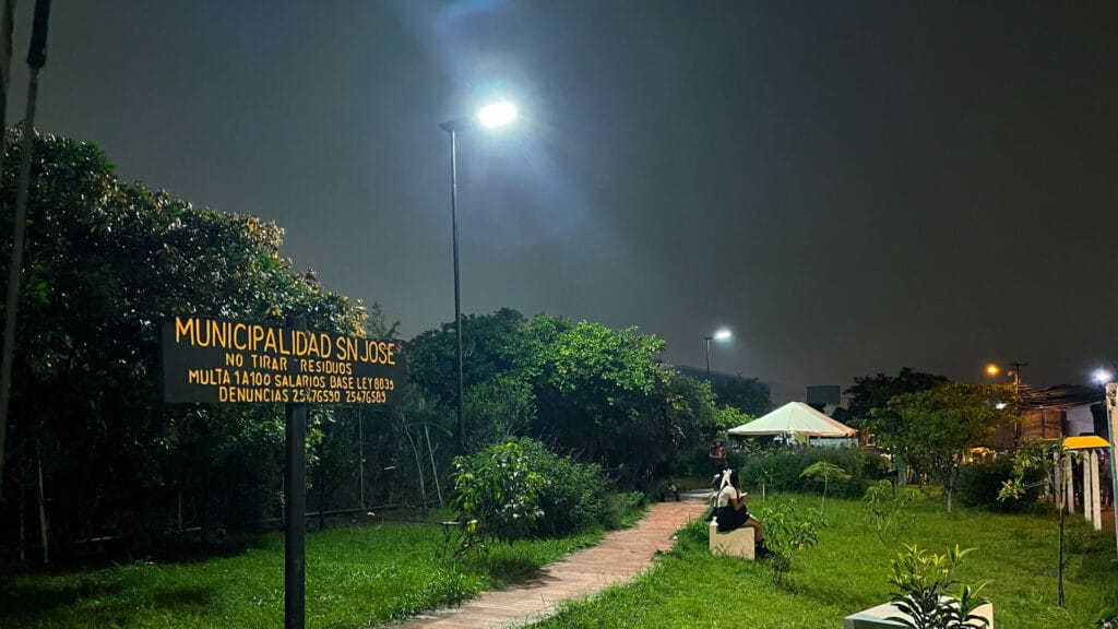 Iluminación solar para espacios públicos desarrollada por Project Master en Costa Rica