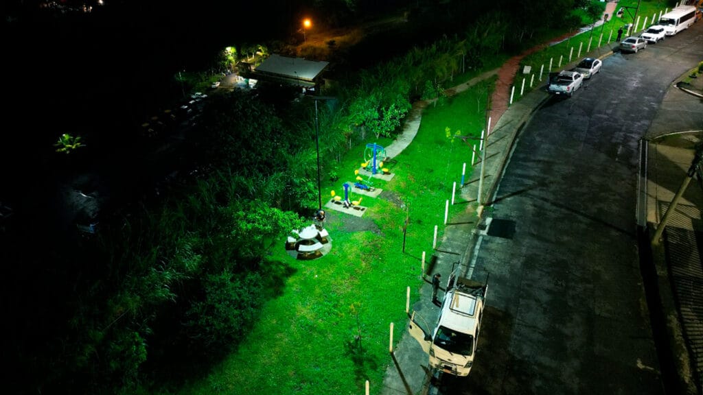 Iluminación solar para espacios públicos desarrollada por Project Master en Costa Rica