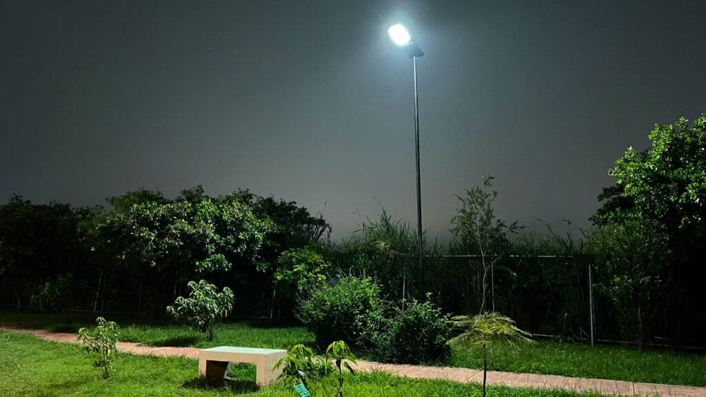 Luminaria solar LED instalada en espacio público en Costa Rica