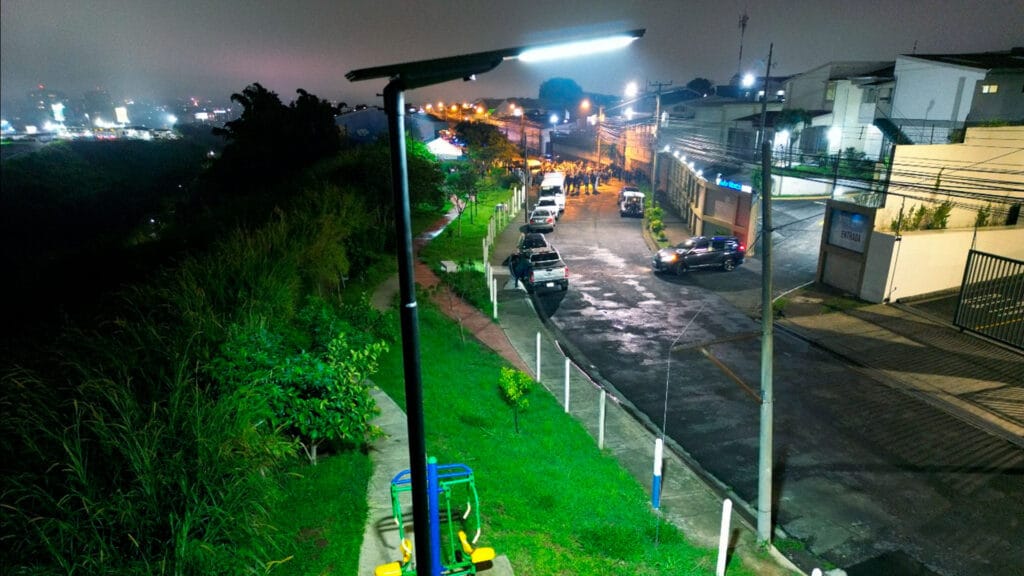 Infraestructura urbana con iluminación solar sostenible en Costa Rica